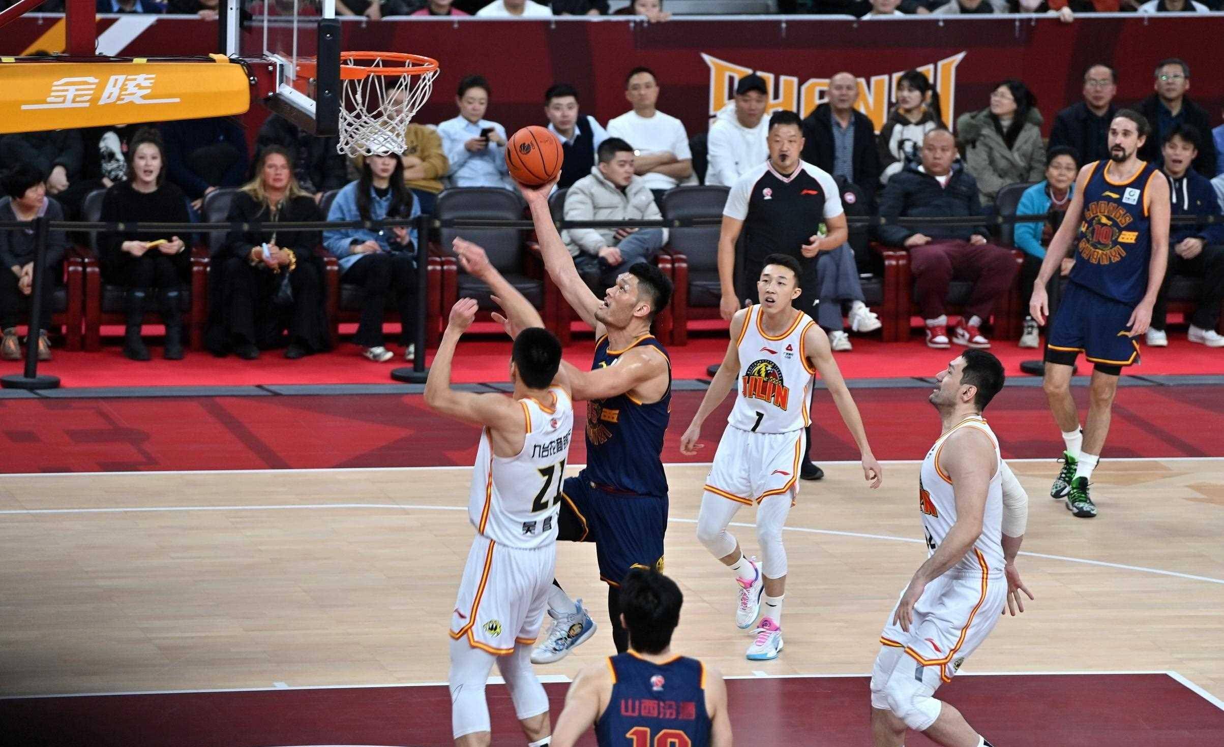 山西男篮努力拼杀，主场勇夺胜利