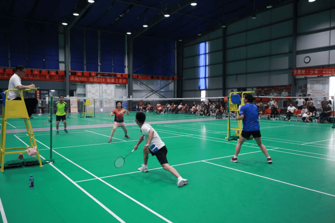 羽毛球公开赛选手实力激烈争夺，赛场充满激情的简单介绍