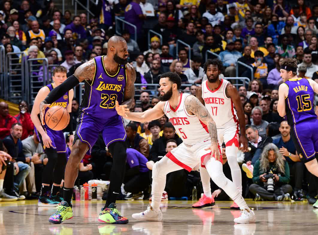 湖人队双塔时刻稳定，全队发挥互补取得连胜